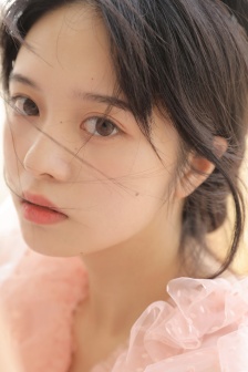 边吃奶边扭身体哼唧怎么回事